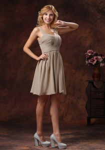 Ruch Decorate Knee-length Grey Dama Dresses for Sweet 16 With Straps Neckline