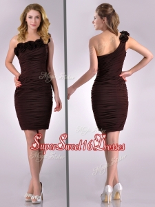 Cheap Column One Shoulder Hand Crafted and Ruched Side Zipper Short Dama Dress in Brown