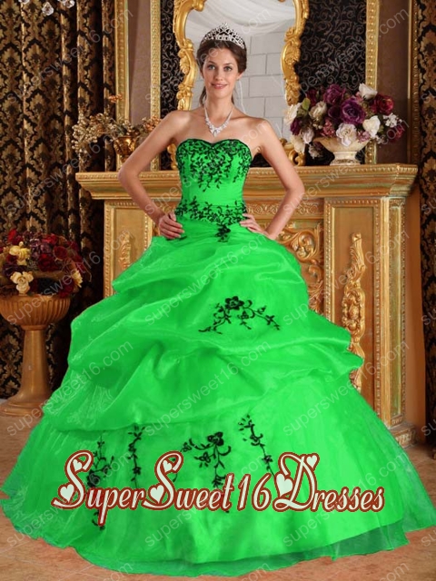 Green Ball Gown Sweetheart Modest Satin Sweet Sixteen Dresses with Embroidery