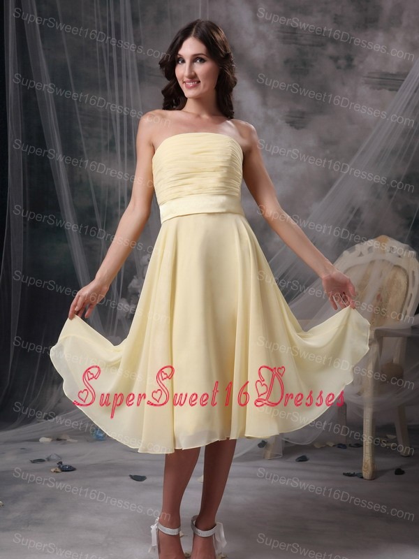 Light Yellow Empire Strapless Knee-length Ruch Chiffon Dama Dress