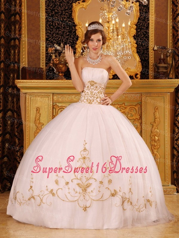 Romantic White Sweet 16 Dress Strapless Satin and Tulle Appliques Ball Gown
