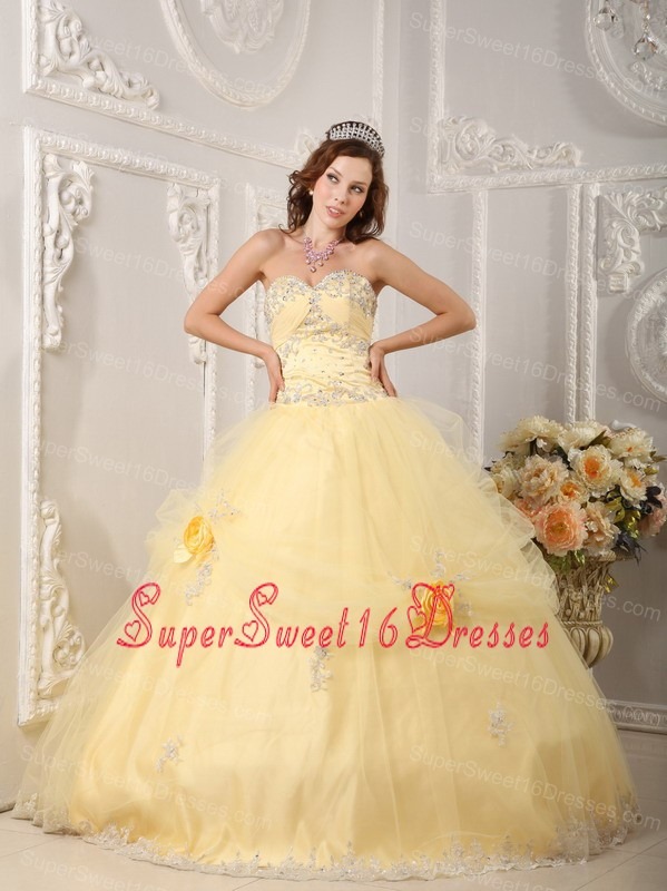 Beautiful Light Yellow Sweet 16 Dress Sweetheart Organza Appliques Ball Gown