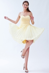 Light Yellow Empire Sweetheart Knee-length Chiffon Pleats Dama Dresses for Sweet 16