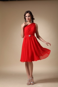 Red One Shoulder Knee-length Chiffon Beading Dama Dresses for Sweet 16