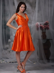 Orange Red Column V-neck Knee-length Taffeta Ruch Dama Dresses for Sweet 16
