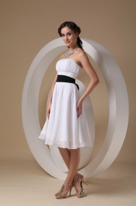 White Strapless Knee-length Chiffon Sashes Dama Dress