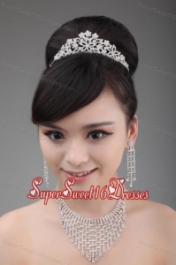 Luxurious Pearl and Alloy Dignified Tiara and Necklace