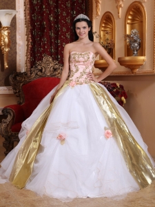 Lovely White Sweet 16 Dress Strapless Organza Beading and Appliques Ball Gown