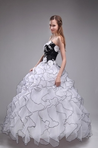The Super Hot White Sweet 16 Dress Sweetheart Organza Appliques and Ruffles Ball Gown