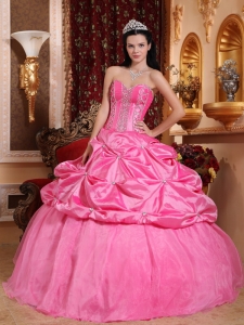 Modest Rose Pink Sweet 16 Dress Sweetheart Taffeta Beading Ball Gown