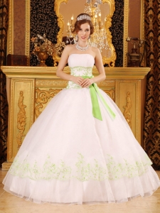 Discount White Sweet 16 Quinceanera Dress Strapless Organza Appliques Ball Gown
