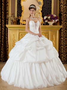 Remarkable Elegant Sweet 16 Dress Strapless Taffeta Beading White Ball Gown
