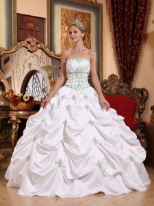 Popular White Sweet 16 Quinceanera Dress Strapless Taffeta Appliques Ball Gown