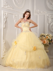 Beautiful Light Yellow Sweet 16 Dress Sweetheart Organza Appliques Ball Gown