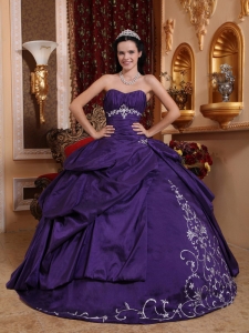 Elegant Purple Sweet 16 Dress Sweetheart Taffeta Embroidery Ball Gown