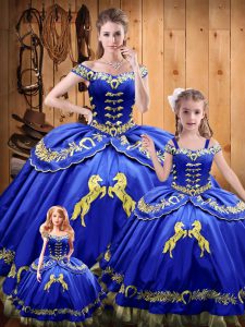 Nice Royal Blue Ball Gowns Satin and Organza Off The Shoulder Sleeveless Beading and Embroidery Floor Length Lace Up Quinceanera Dresses