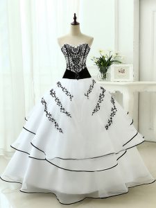 Sweetheart Sleeveless Quinceanera Dresses Floor Length Beading and Appliques White Organza